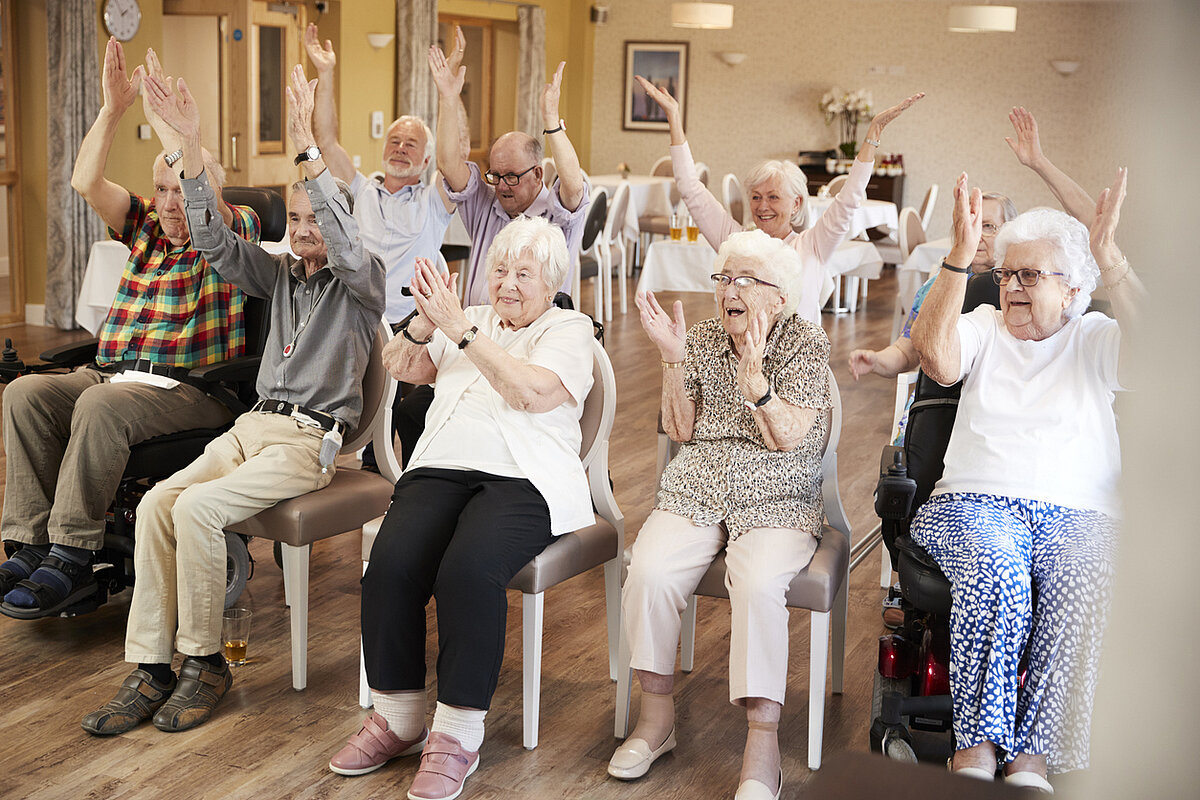 Senioren und Seniorinnen betätigen sich körperlich