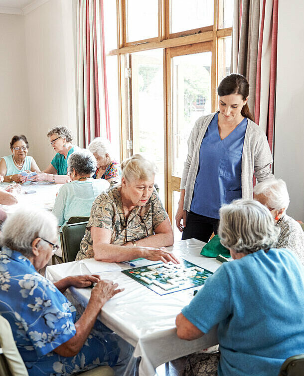 Mieter des Betreuten Wohnens spielen zusammen mit Bewohnern der Alloheim Senioren-Residenzen