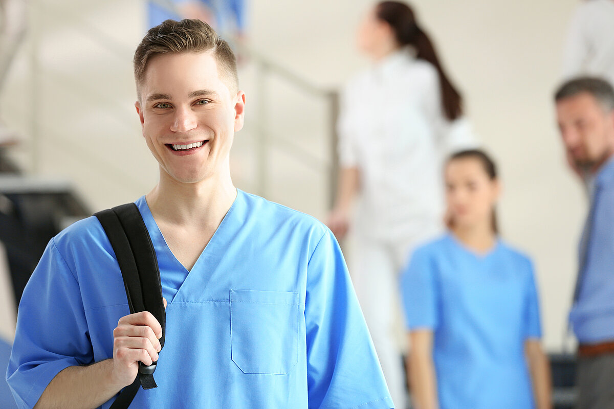 Ein junger Pfleger der gerade die Ausbildung begonnen hat.