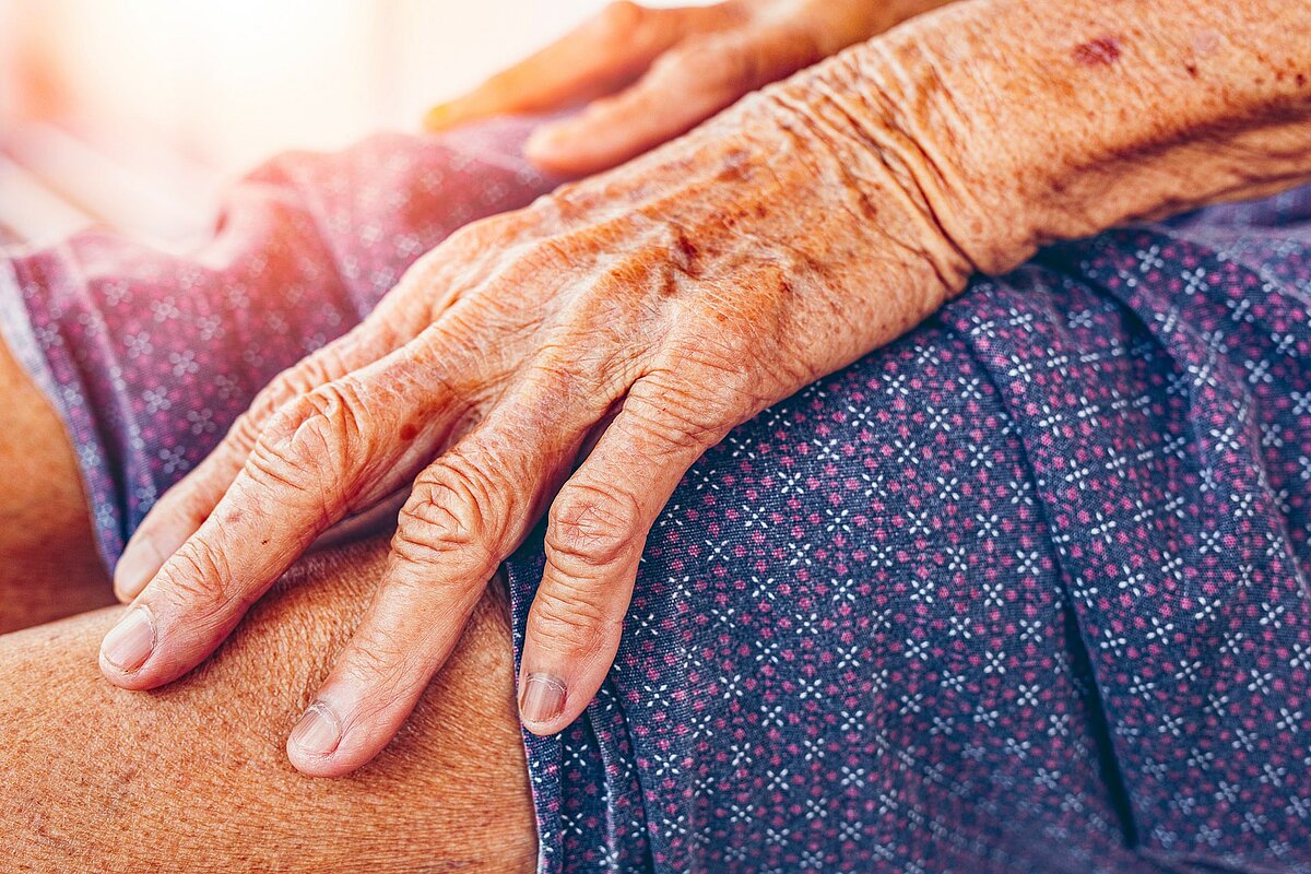 Hand einer betagten Frau in Nahaufnahme