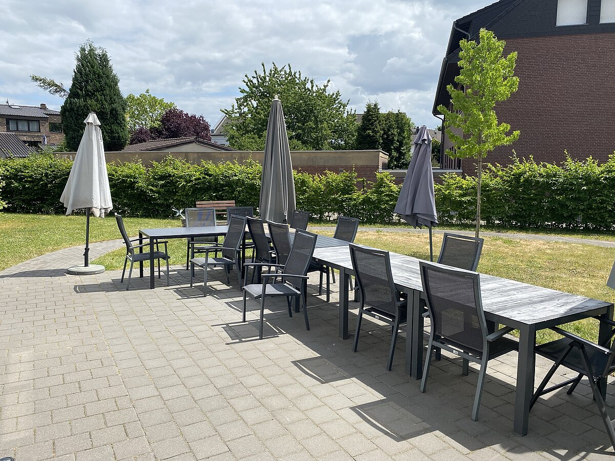 Aufenthaltsbereich im Garten für die Tagespflege Weisweiler